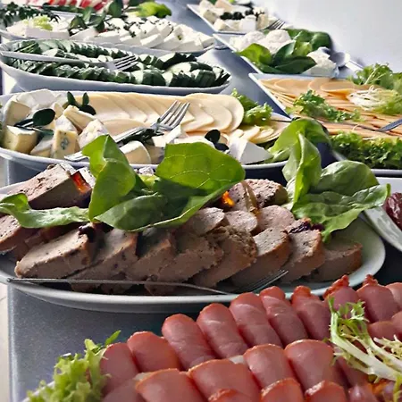 Bed & Breakfast Rezydencja Korab 3*
